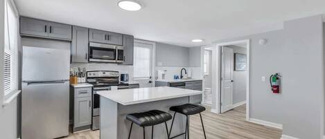 冷蔵庫、電子レンジ、オーブン、コンロ