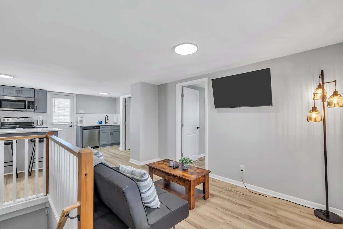 Eine moderne Wohnung mit Küche, Wohnbereich und Essplatz.