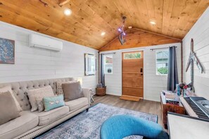 Televisión, chimenea, videojuegos y oficina 