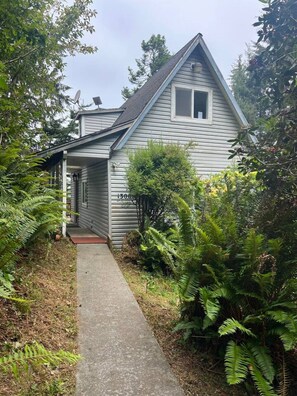 A single-story house with a covered porch, a satellite dish, and a mailbox. - Baker Beach Seagull House Trinidad Harbor Views (Trinidad)
