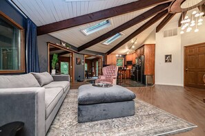 Living area - One-of-a-kind dodecagonal retreat (Columbia)