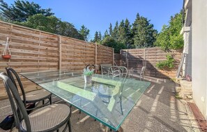 Outdoor dining - 1 bedroom stunning home in Sernhac (Sernhac)