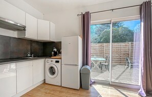 Fridge, microwave, oven, cookware/dishes/utensils - 1 bedroom stunning home in Sernhac (Sernhac)