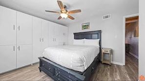 1 bedroom, iron/ironing board, WiFi, bed sheets - Modern 1BR Beach Retreat – Sun & Sand Steps Away (Fort Walton Beach)