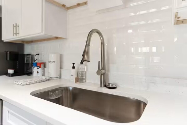 Private kitchen - Modern 1BR Beach Retreat – Sun & Sand Steps Away (Fort Walton Beach)