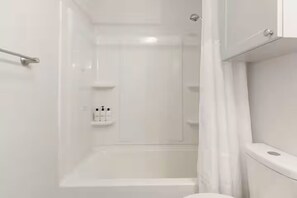 Haartrockner, Handtücher, Seife, Toilettenpapier