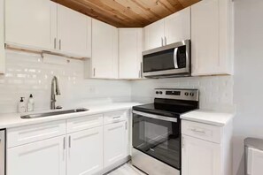 Private kitchen - Modern 1BR Beach Retreat – Sun & Sand Steps Away (Fort Walton Beach)