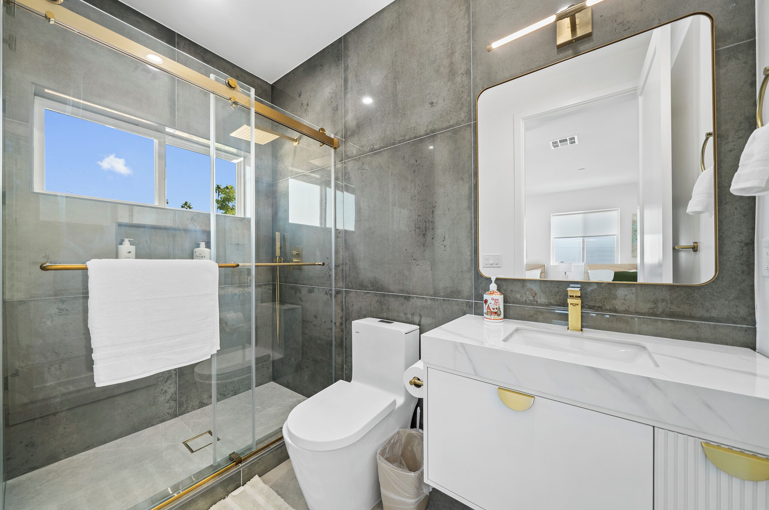 Habitación doble Deluxe | Baño | Secadora de cabello, toallas, jabón, shampoo 