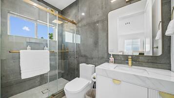 Chambre Double Deluxe | Salle de bain | Sèche-cheveux, serviettes fournies, savon, shampoing