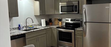 Microondas, horno, parrilla de estufa y lavavajillas