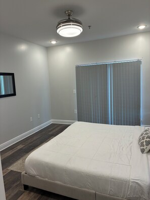 1 dormitorio, tabla de planchar con plancha, wifi y ropa de cama