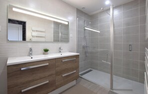 Shower, hair dryer - Maison cosy proche mer (Créances)