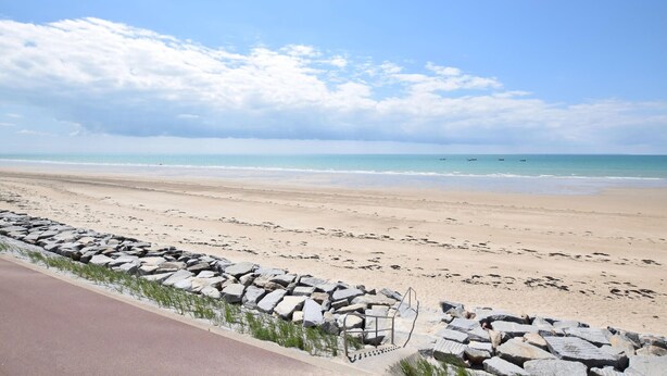 A beach with a rocky breakwater and a clear view of the ocean. - Maison cosy proche mer (Créances)