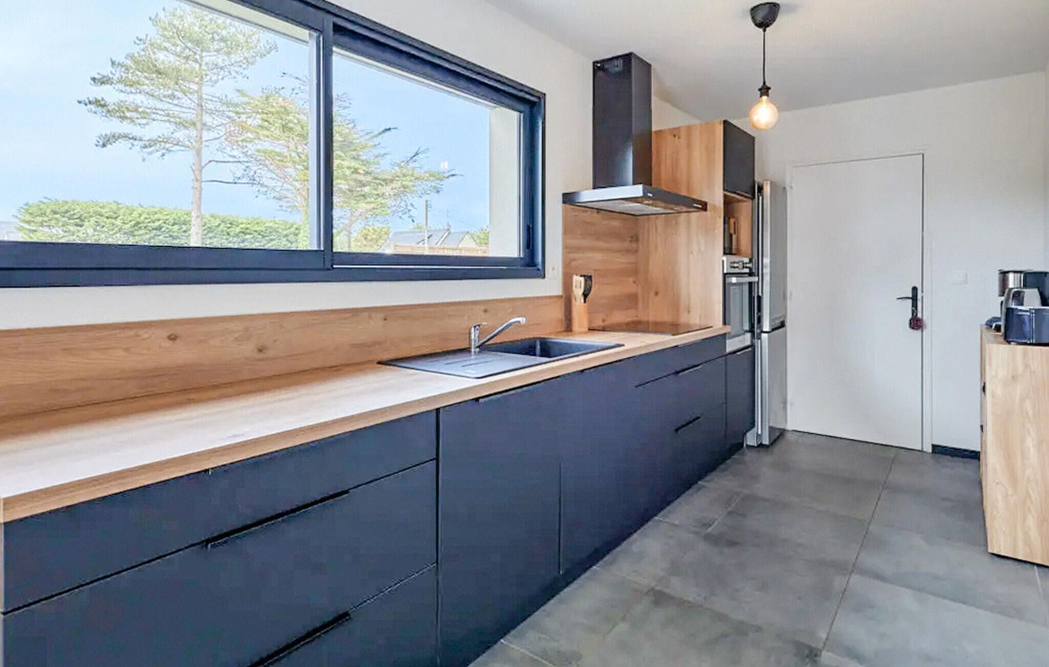 Fridge, oven, dishwasher, coffee/tea maker