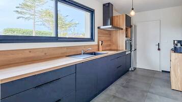 Fridge, oven, dishwasher, coffee/tea maker