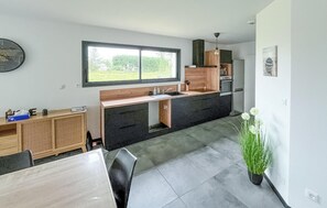 Réfrigérateur, four, lave-vaisselle, cafetière/bouilloire