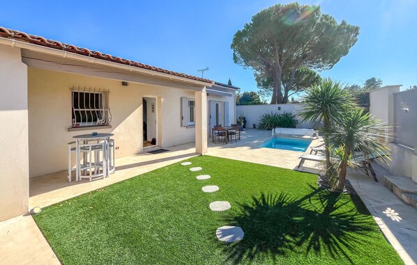Outdoor dining - Beautiful home in Cabannes (Cabannes)