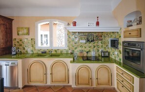 Fridge, microwave, oven, stovetop - Villa piscine familiale (Sollies-Toucas)