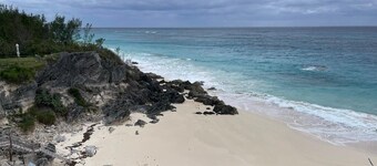 “Halfway to Heaven” with pool, private beach, AC 1-bedroom in Warwick Parish