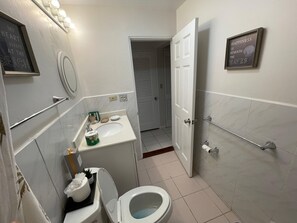 مجففات شعر، مناشف، صابون، شامبو