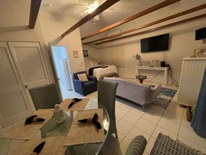 1 غرفة نوم ومكواة/لوح كي وواي فاي وملاءات أسرّة