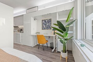 1 habitación, escritorio, tabla de planchar con plancha y wifi