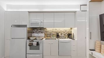 Mikrowelle, Herdplatte, Geschirrspüler