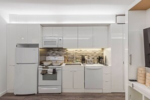 Een magnetron, een kookplaat, een vaatwasser