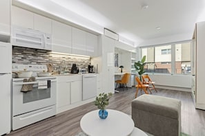 Microondas, parrilla de estufa, lavavajillas y cafetera y tetera