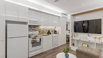 Microwave, stovetop, dishwasher, coffee/tea maker