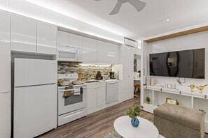 ميكروويف، موقد طهي مسطح، غسالة أطباق، ماكينة لصنع القهوة/الشاي