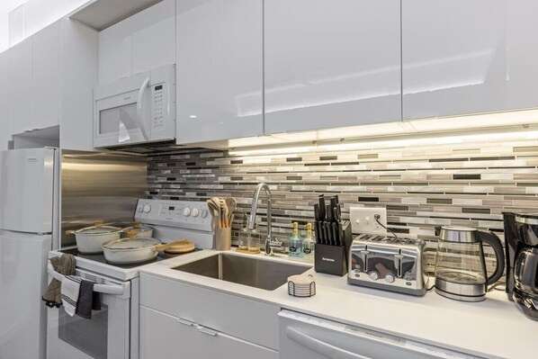 ميكروويف، موقد طهي مسطح، غسالة أطباق، ماكينة لصنع القهوة/الشاي