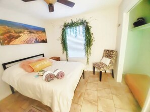 3 bedrooms, iron/ironing board, Internet, bed sheets - Fun & Charming 3-Bed/2-Bath Austin Gem! Central AC/big yard/pet friendly (Austin)