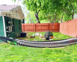 Property grounds - Fun & Charming 3-Bed/2-Bath Austin Gem! Central AC/big yard/pet friendly (Austin)