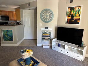 Living area - Artsy 1BR condo 3 blocks from ocean. Pool Hot tub Gym balcony in Indianlantic (Indianlantic)