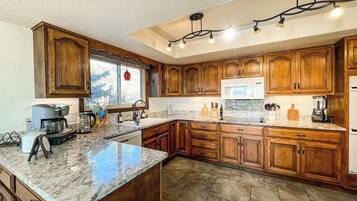 Full-sized fridge, microwave, oven, stovetop