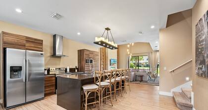 Bright and Modern Townhome at Magic Village - Superb Disney Location
