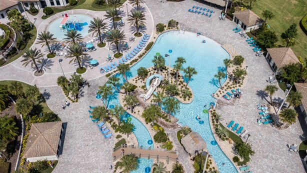 Vue aérienne d’un complexe hôtelier doté de plusieurs piscines, de palmiers et d’espaces de détente.