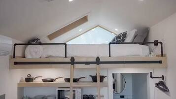 7 bedrooms, WiFi, bed sheets