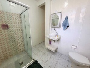 Shower, towels, toilet paper - Copa Beach Walk – 3 Bedrooms,5 minutes from the beach • Air conditioning + Wi-Fi (Rio de Janeiro)