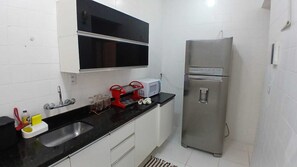 Fridge, microwave, oven, stovetop - Copa Beach Walk – 3 Bedrooms,5 minutes from the beach • Air conditioning + Wi-Fi (Rio de Janeiro)