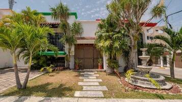 Vista frontal de la propiedad