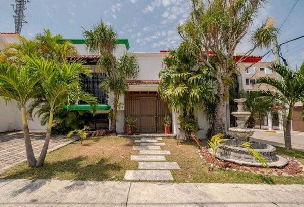 Vista frontal de la propiedad