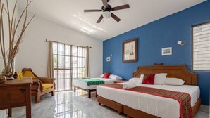 A hotel room with two beds, a wooden desk, a chair, and a large window. - Villa Mexico Familiar Centro Cancun (Cancún)