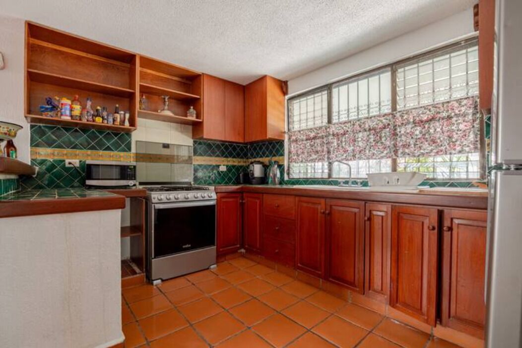 Micro-ondas, fogão, cooktop, talheres/pratos/utensílios de cozinha