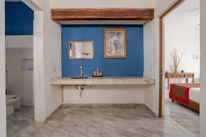 Casa básica, balcón, vista a la alberca | Baño | Toallas, jabón, shampoo, papel de baño 