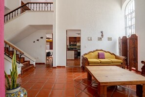 Casa básica, balcón, vista a la alberca | Recepción