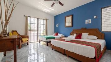 Casa básica, balcón, vista a la alberca | Espacio para trabajar con laptop