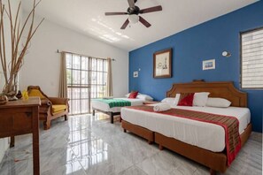 Casa básica, balcón, vista a la alberca | Espacio para trabajar con laptop 