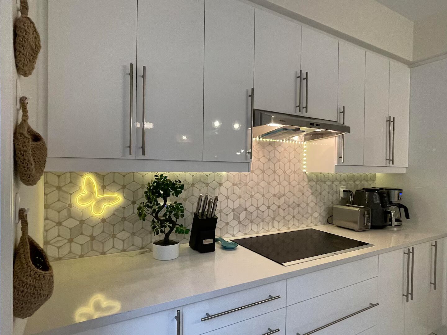 Een magnetron, een oven, een kookplaat, een vaatwasser